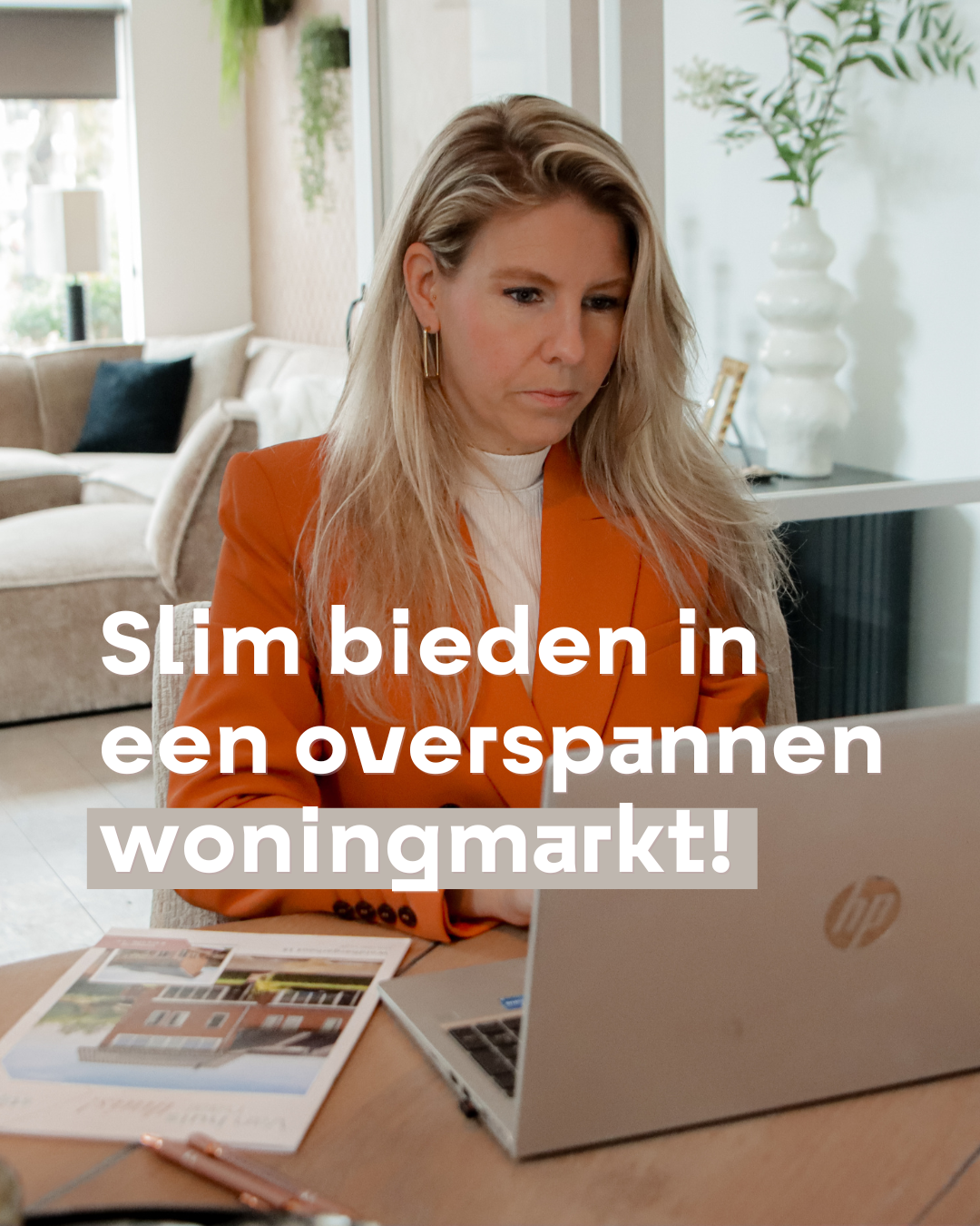 In deze afbeelding zie je Mariska van Makelaarskantoor Stijkel die schrijft over op een huis bieden die je wilt kopen