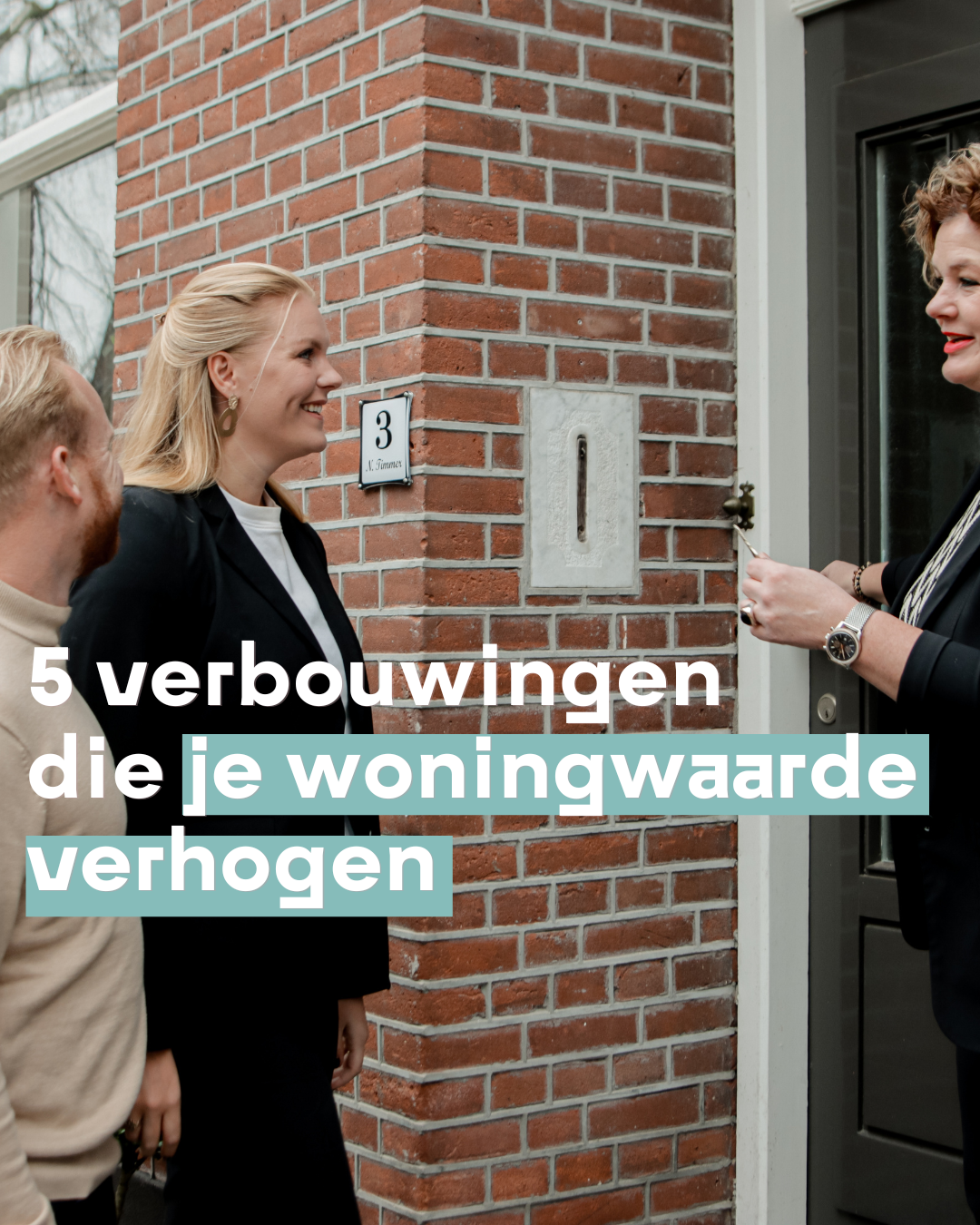 In de foto zie je Jos Stijkel, Esmee die makelaar Marieke Stijkel om advies vragen