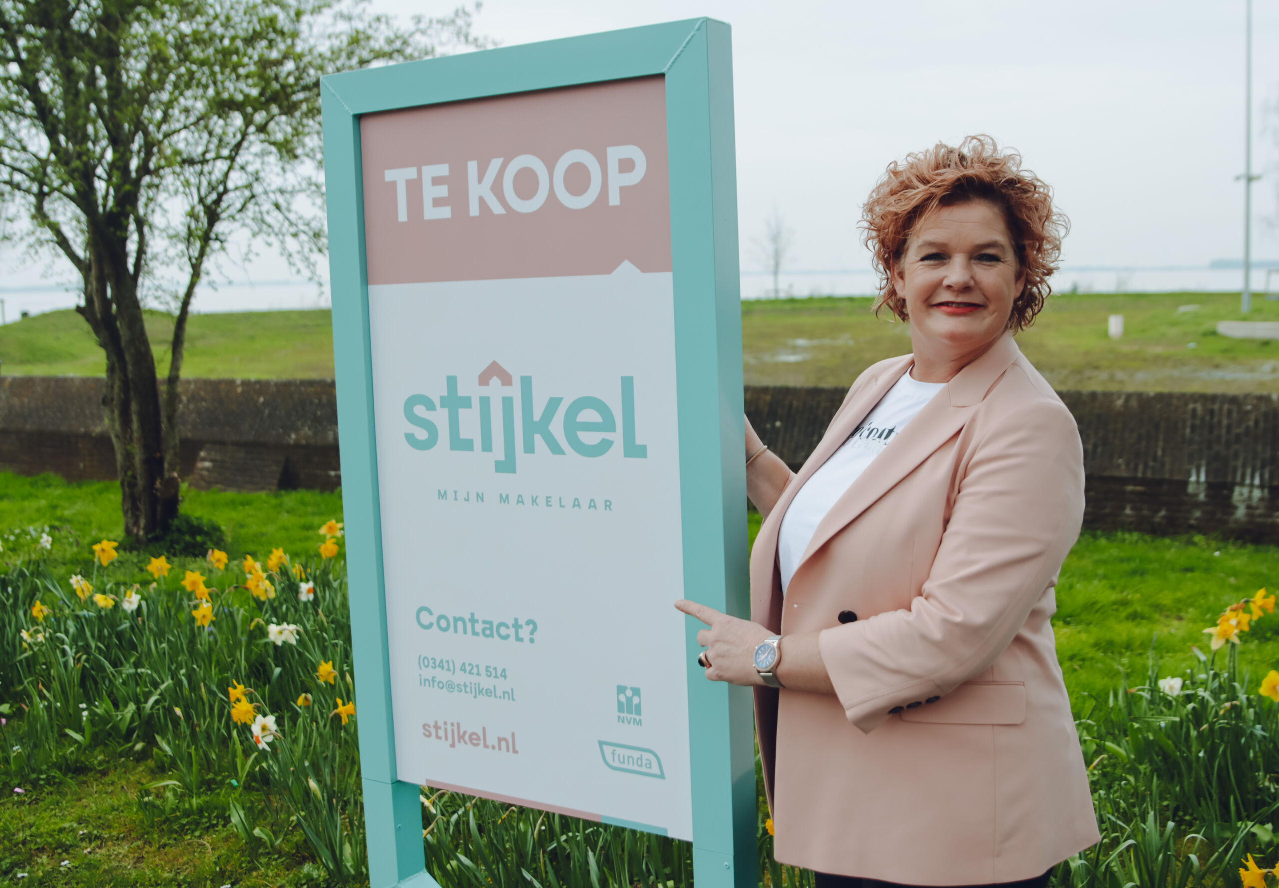 foto van Marieke Stijkel aan het Wolderwijd in Harderwijk met haar nieuwe huisstijl